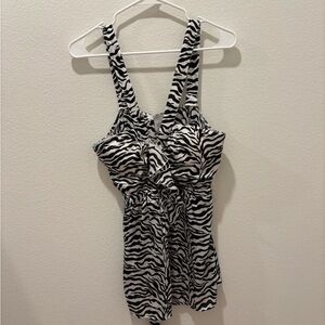 Y2K Charlotte Russe zebra long halter top
Large- 16 inch bust, 30 inch length